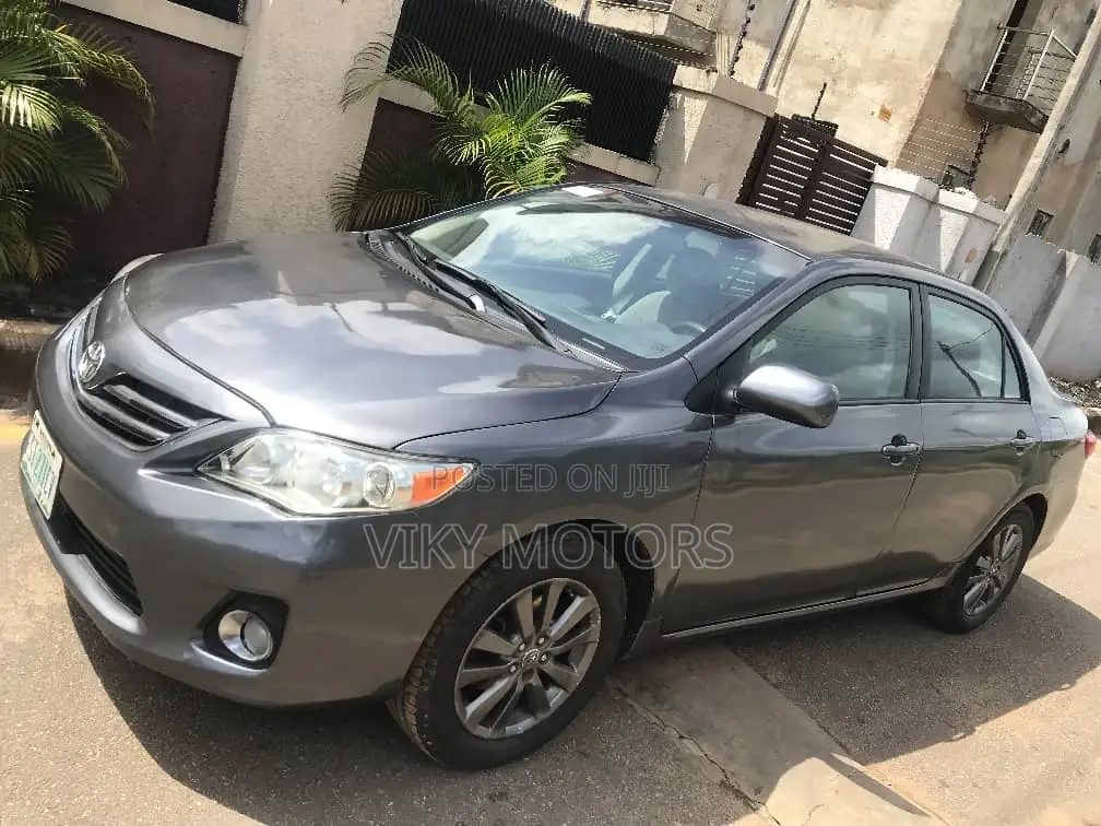 Toyota Corolla LE 4dr Sedan (1.8L 4cyl 4A) 2013 Gray