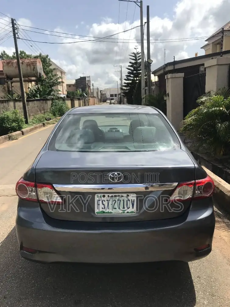 Toyota Corolla LE 4dr Sedan (1.8L 4cyl 4A) 2013 Gray