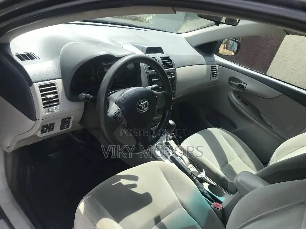 Toyota Corolla LE 4dr Sedan (1.8L 4cyl 4A) 2013 Gray
