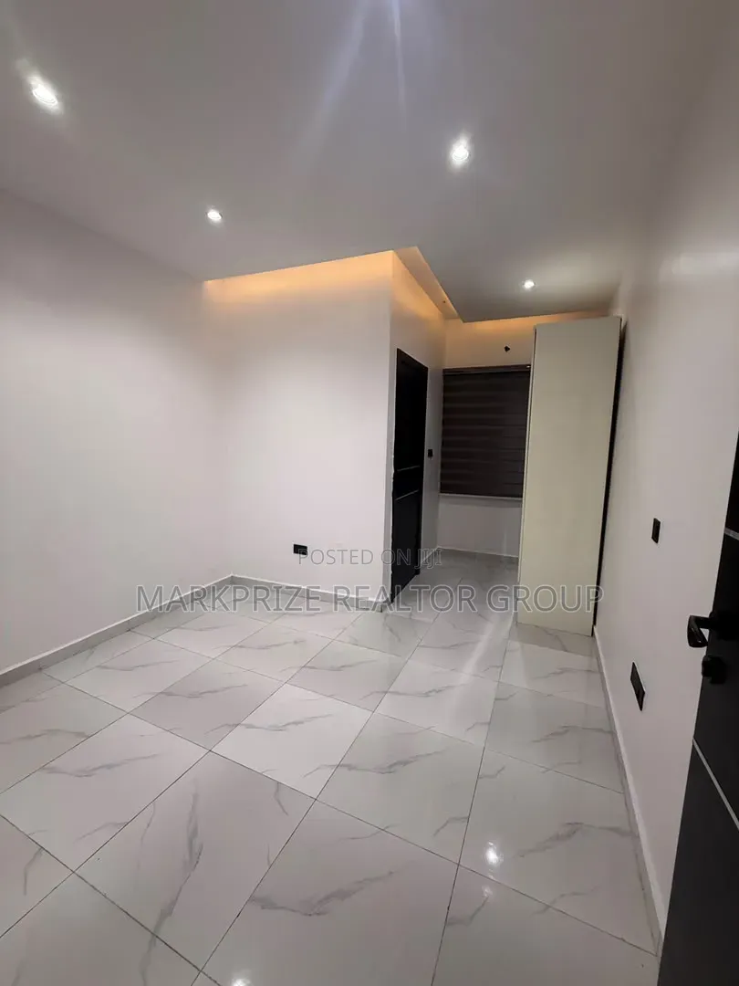 2bdrm Apartment in Lekki Phase 1 for sale