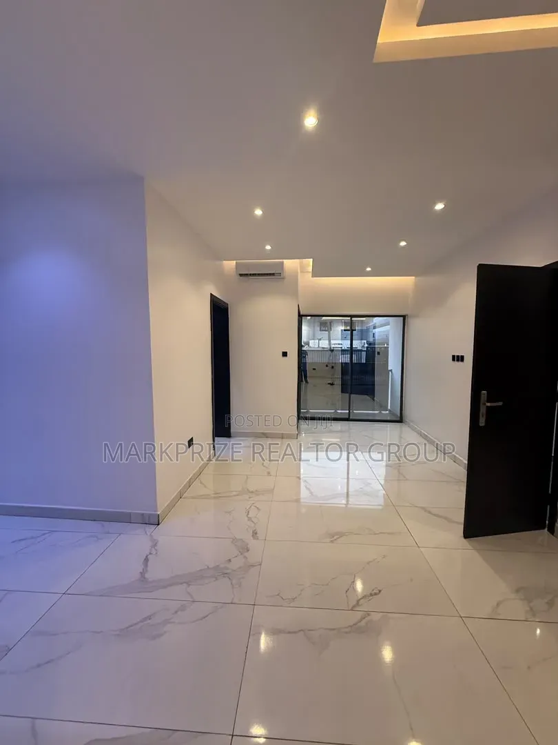 2bdrm Apartment in Lekki Phase 1 for sale