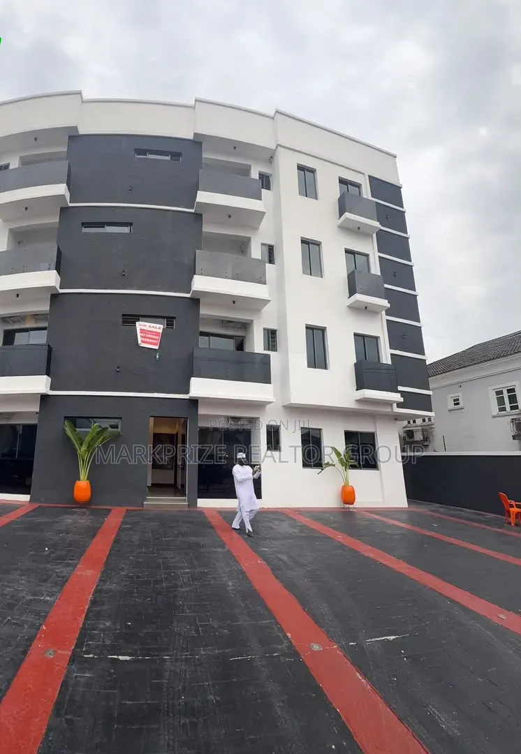 3bdrm Apartment in Lekki Phase 1 for sale
