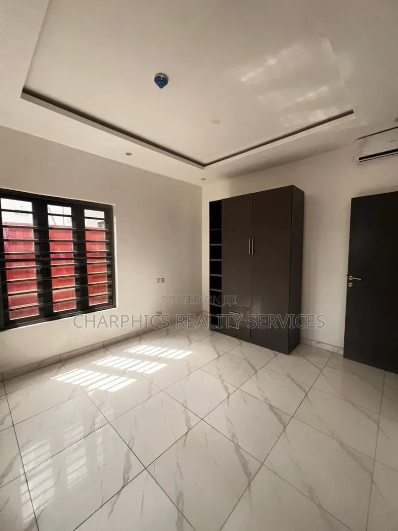 2bdrm Apartment in Lekki Phase 1 for sale