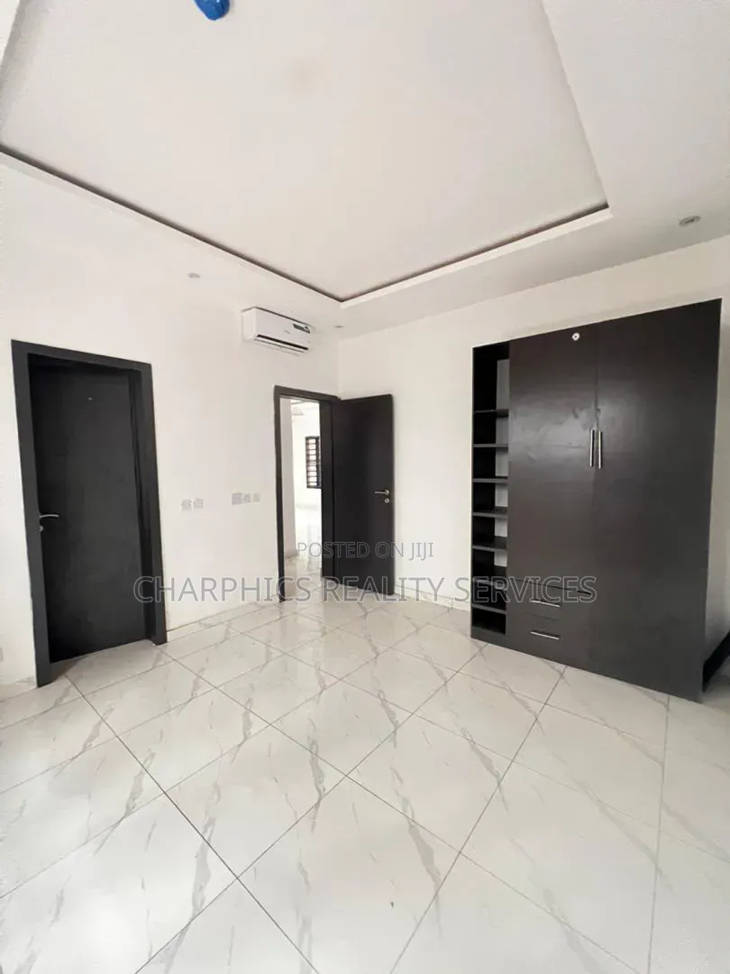 2bdrm Apartment in Lekki Phase 1 for sale