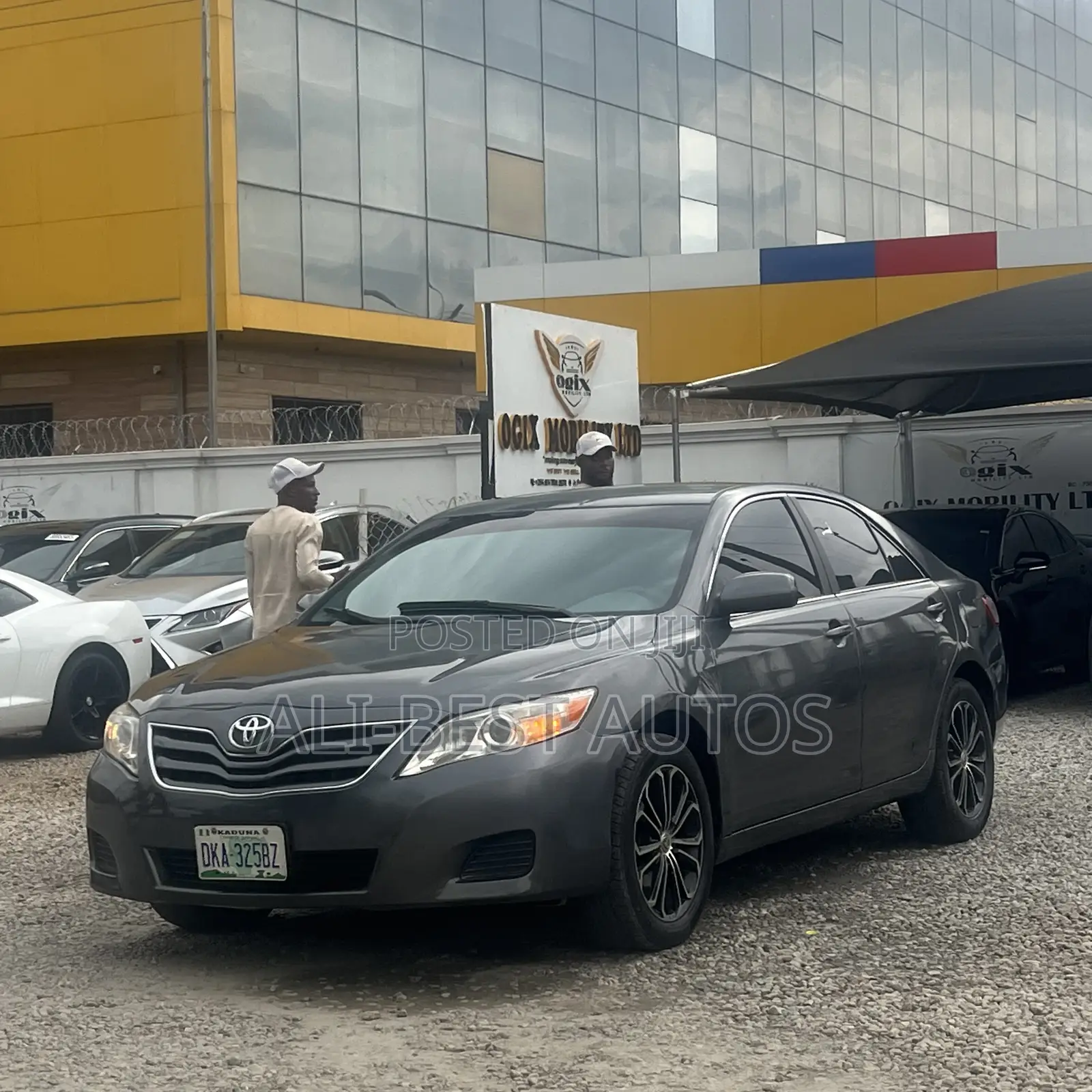 Toyota Camry XLE 4dr Sedan (2.5L 4cyl 6A) 2011 Gray