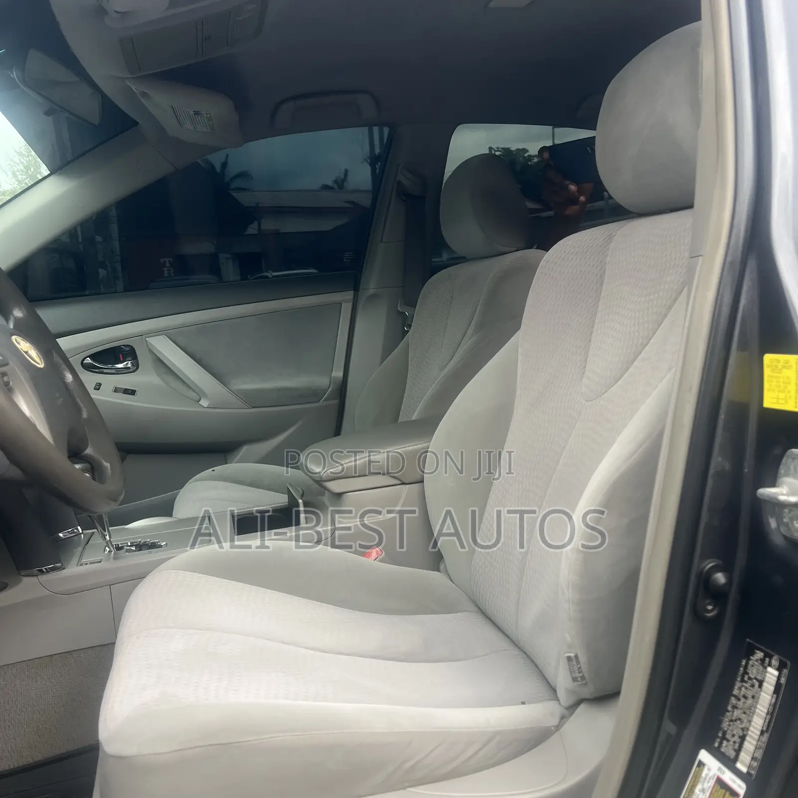 Toyota Camry XLE 4dr Sedan (2.5L 4cyl 6A) 2011 Gray