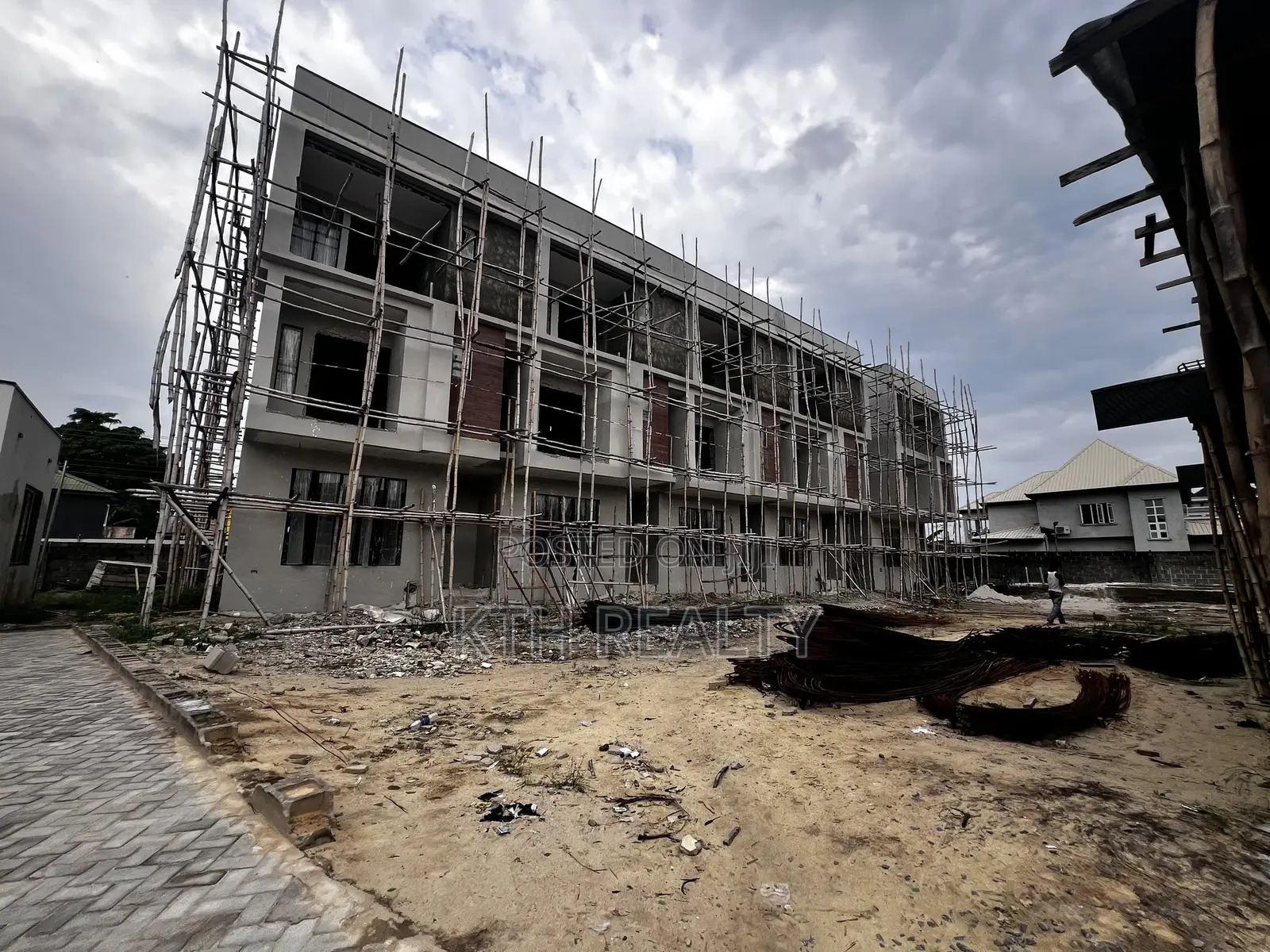 4bdrm Duplex in Heirs Residence, Off Lekki-Epe Expressway for sale