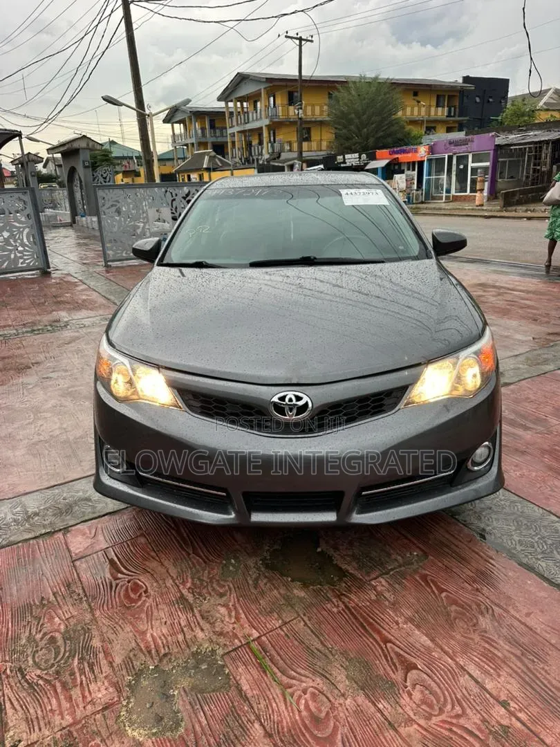 Toyota Camry SE 4dr Sedan (2.5L 4cyl 6A) 2013 Gray