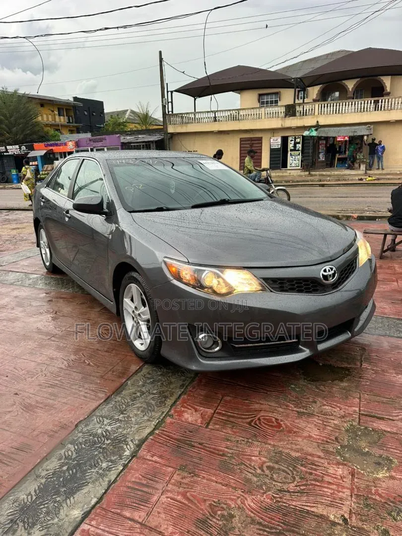 Toyota Camry SE 4dr Sedan (2.5L 4cyl 6A) 2013 Gray