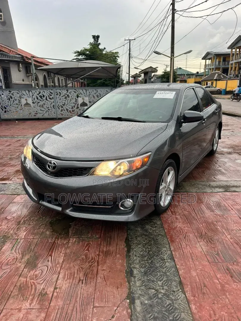 Toyota Camry SE 4dr Sedan (2.5L 4cyl 6A) 2013 Gray