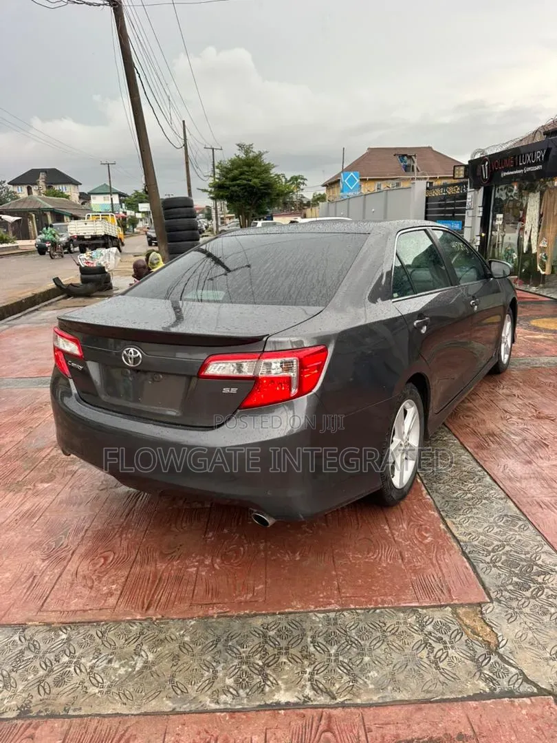 Toyota Camry SE 4dr Sedan (2.5L 4cyl 6A) 2013 Gray