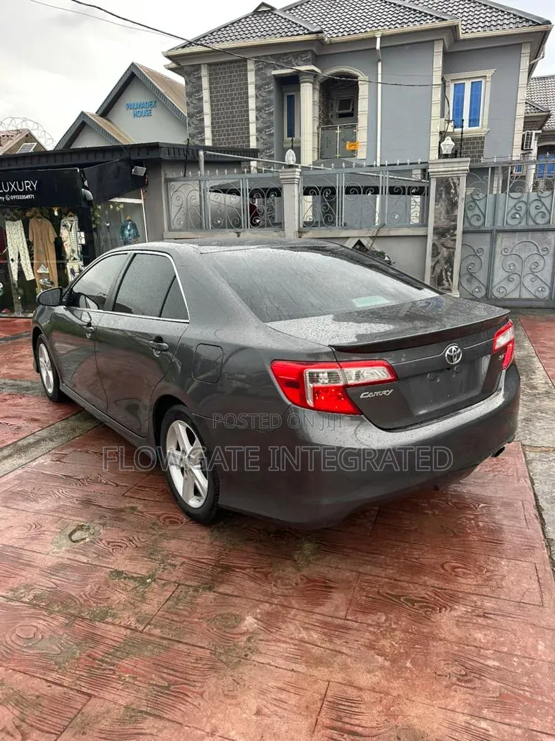 Toyota Camry SE 4dr Sedan (2.5L 4cyl 6A) 2013 Gray