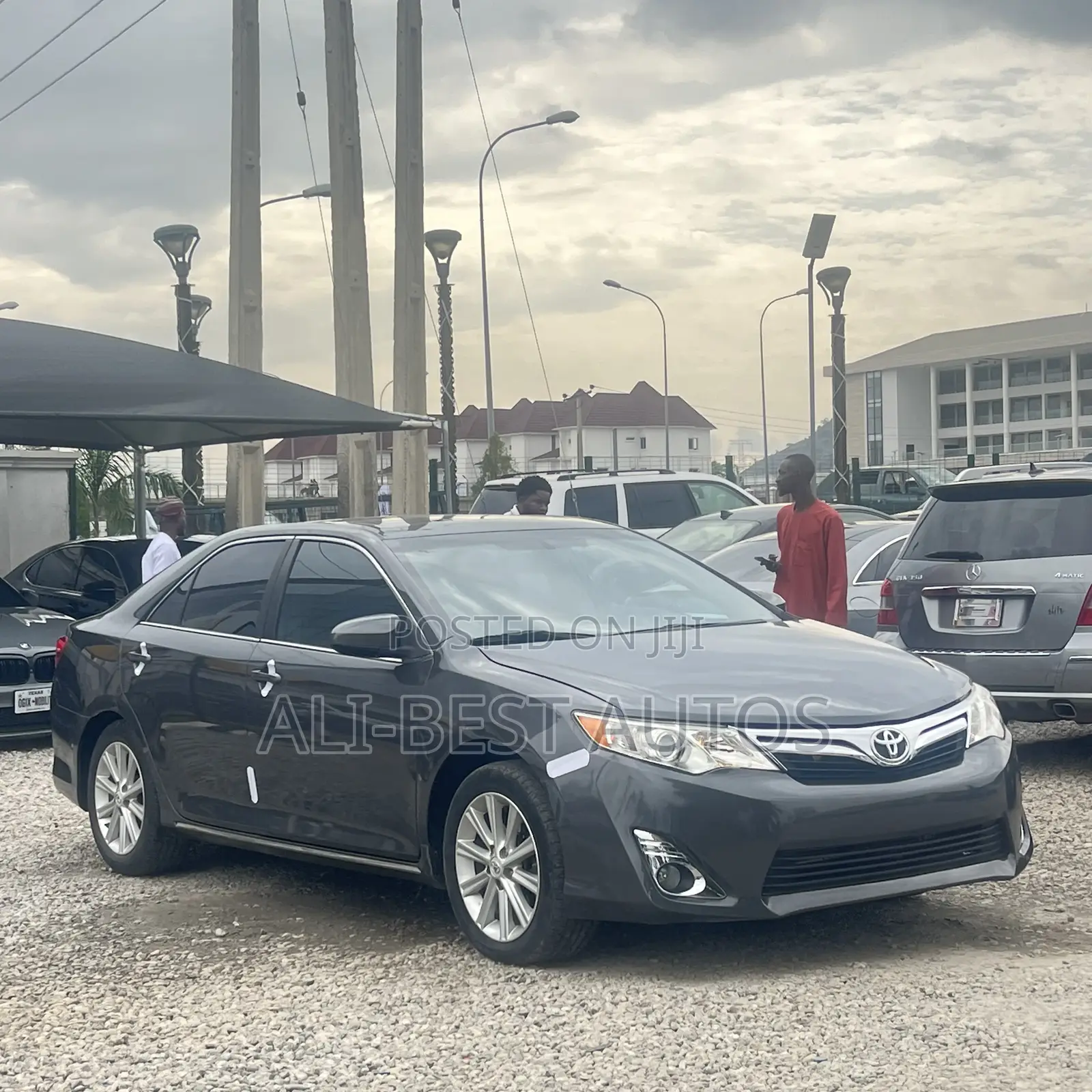 Toyota Camry XLE V6 4dr Sedan (3.5L 6cyl 6A) 2013 Gray