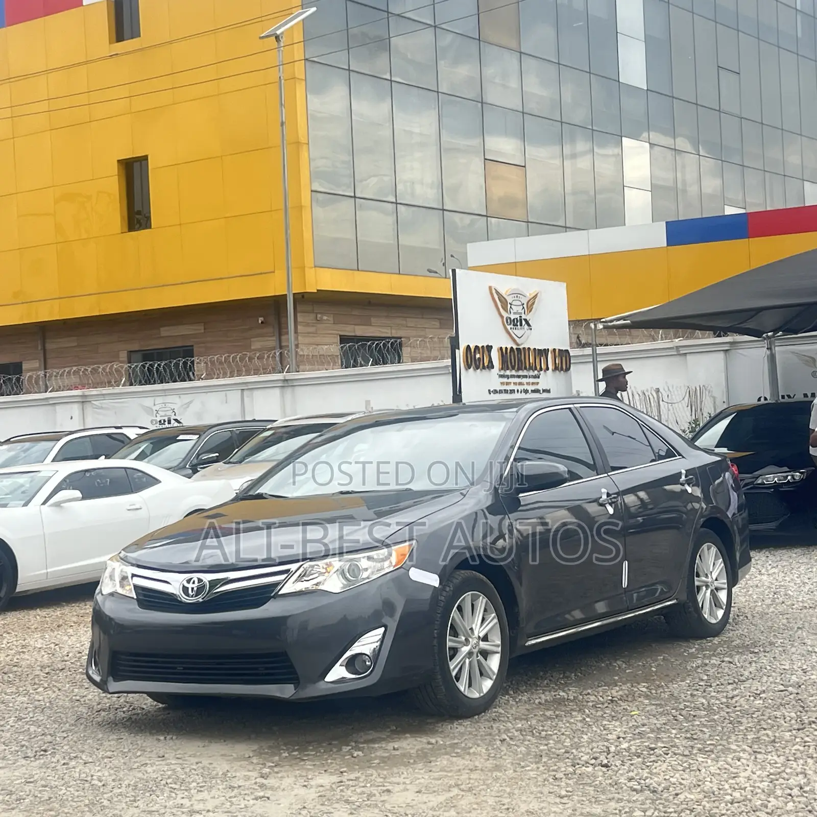 Toyota Camry XLE V6 4dr Sedan (3.5L 6cyl 6A) 2013 Gray