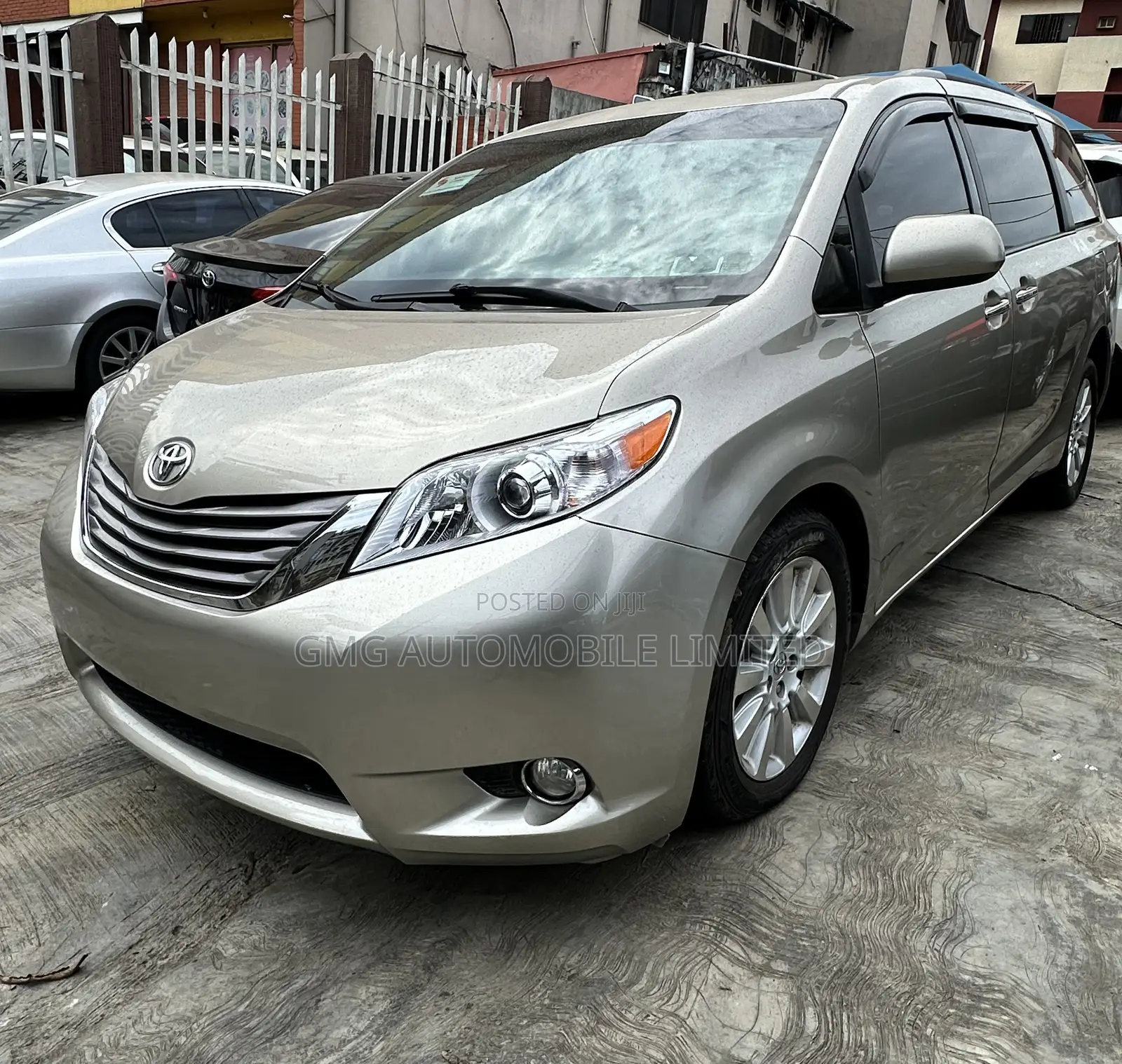 Toyota Sienna XLE 7-Passenger 4dr Minivan AWD (3.5L 6cyl 6A) 2015 Gold