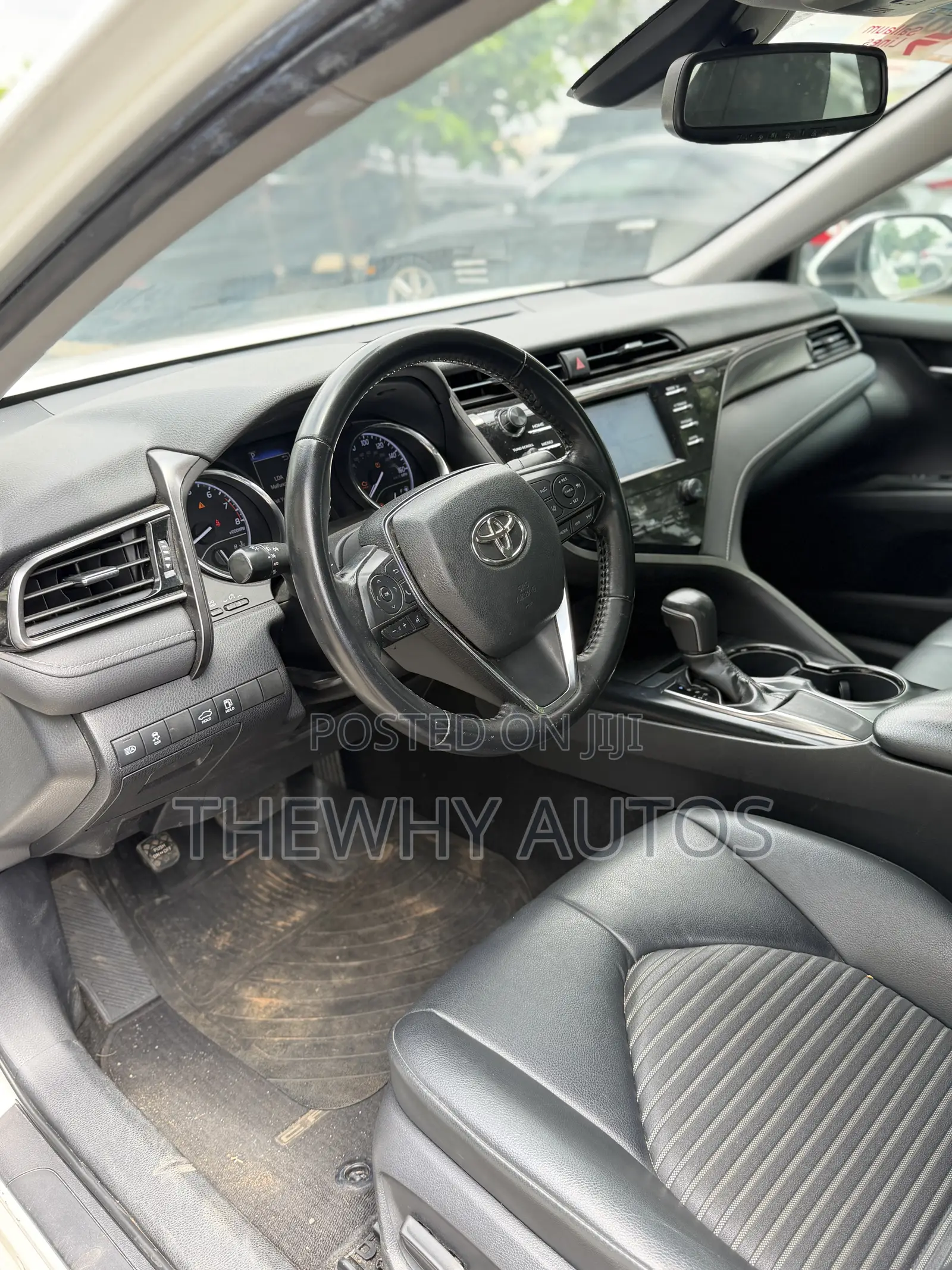Toyota Camry SE (2.5L 4cyl 8A) 2019 White