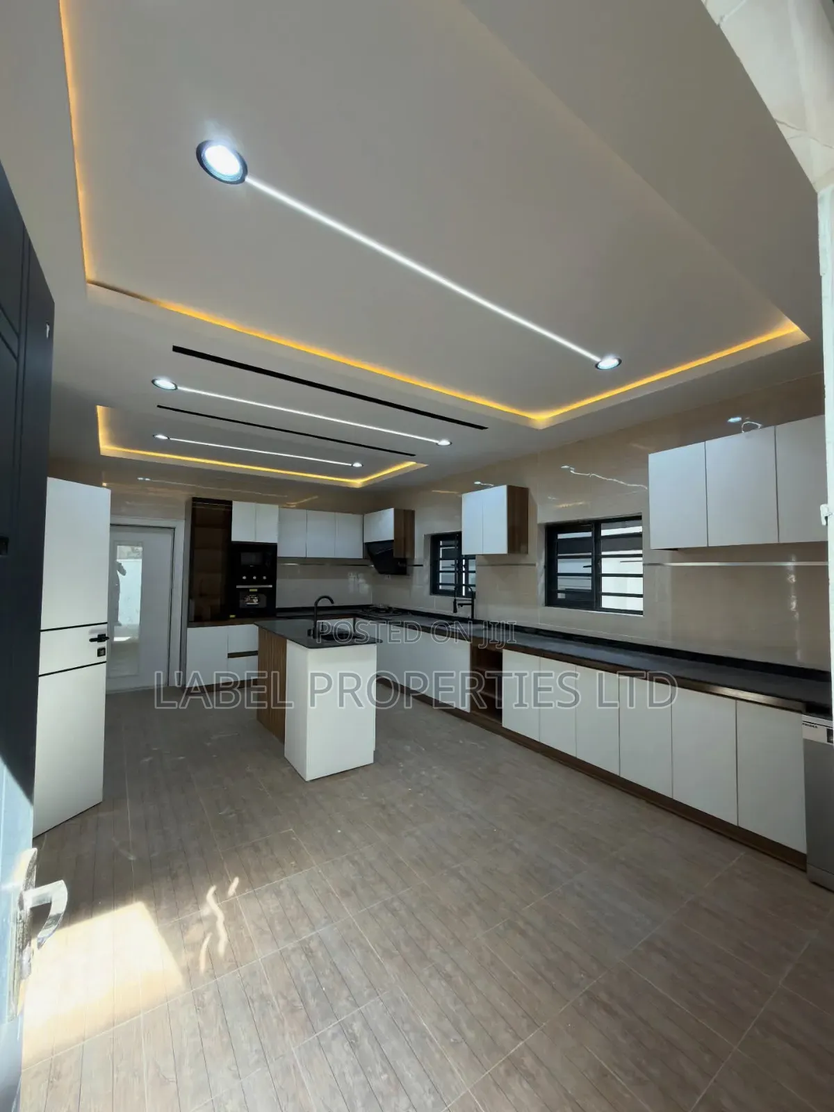 6bdrm Duplex in Dakwo District Abuja for sale