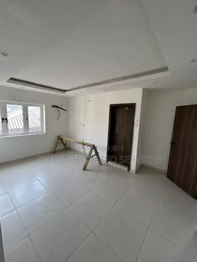 3bdrm Apartment in Adekunle Kuye, Adelabu for rent