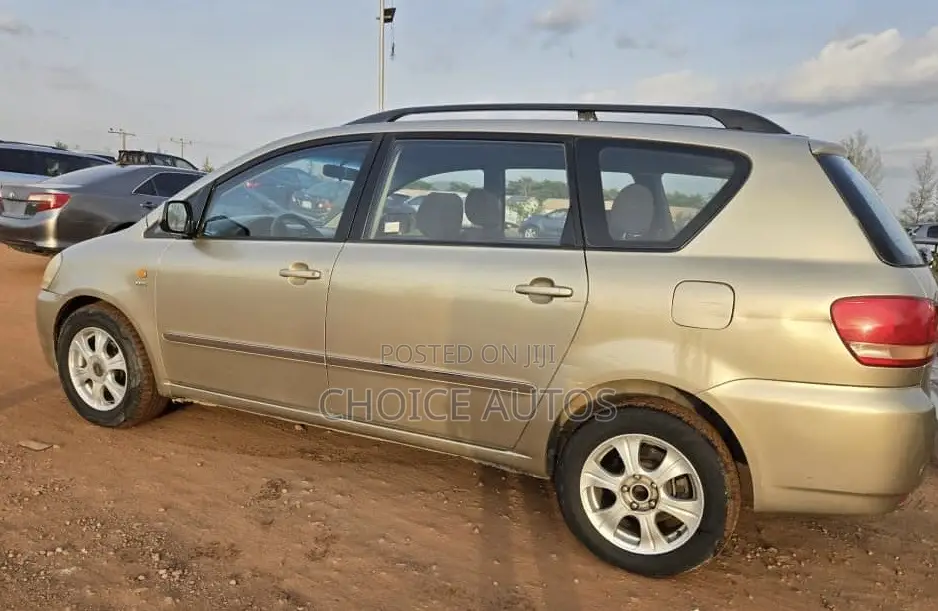 Toyota Avensis Verso 2.0 Petrol 2003 Gold