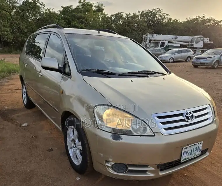 Toyota Avensis Verso 2.0 Petrol 2003 Gold