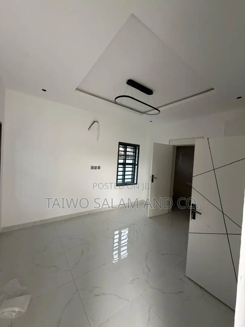 5bdrm Duplex in Oluyole Estate for sale