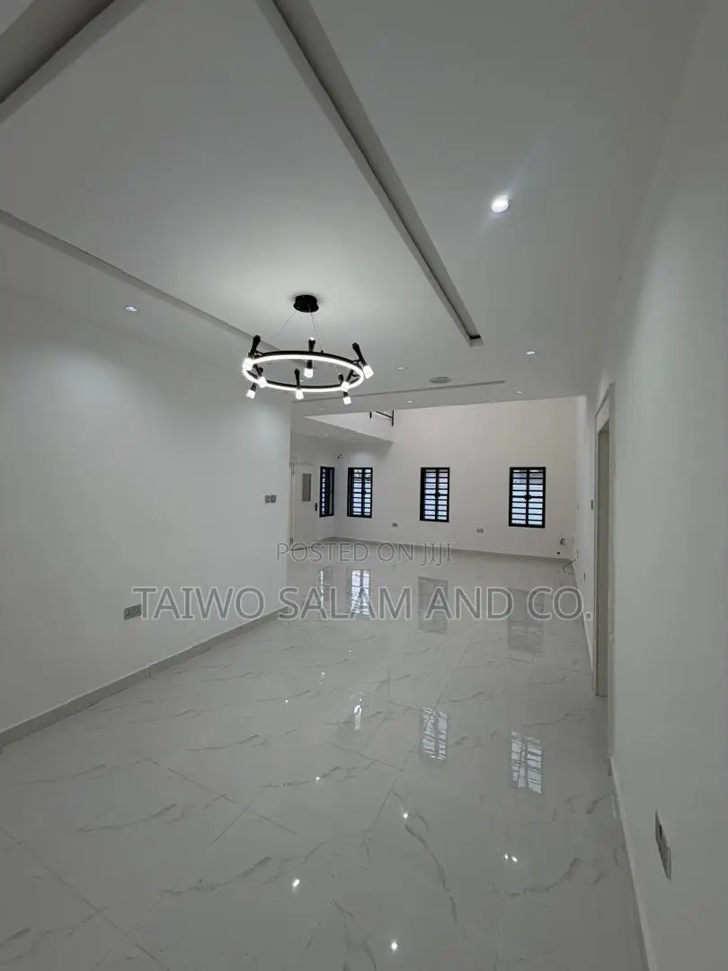 5bdrm Duplex in Oluyole Estate for sale