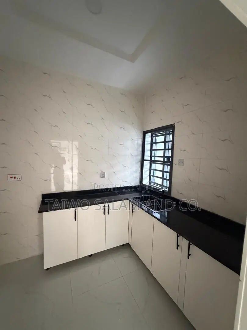 5bdrm Duplex in Oluyole Estate for sale