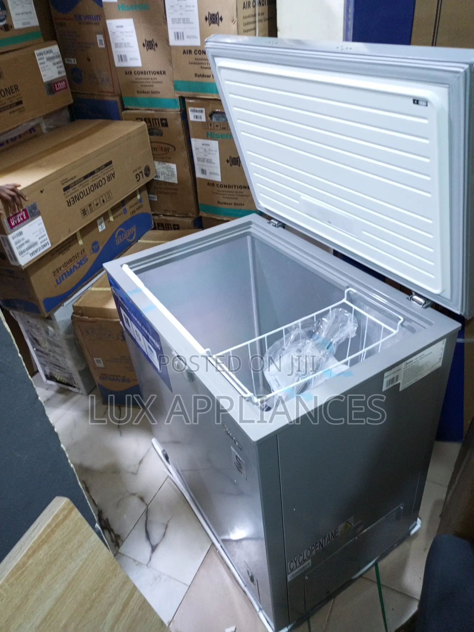 Midea 197l Chest Freezer With Adjustable Thermostat