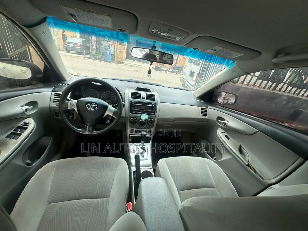 Toyota Corolla LE 4dr Sedan (1.8L 4cyl 4A) 2012 White