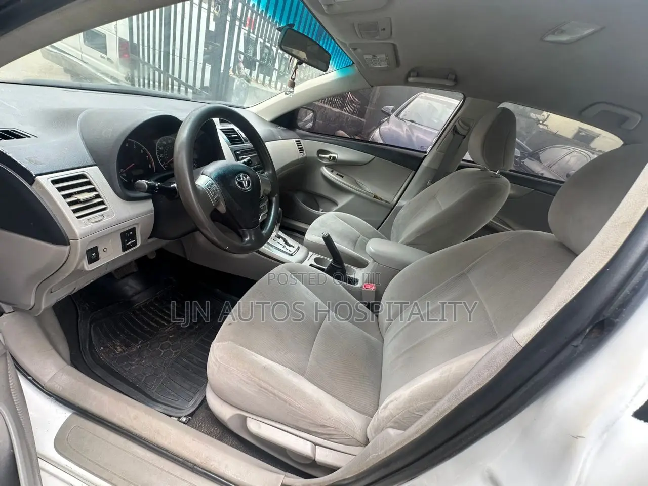 Toyota Corolla LE 4dr Sedan (1.8L 4cyl 4A) 2012 White