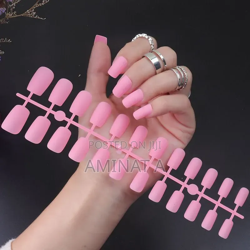 Typical 24 Artificial Nails With Free Gum