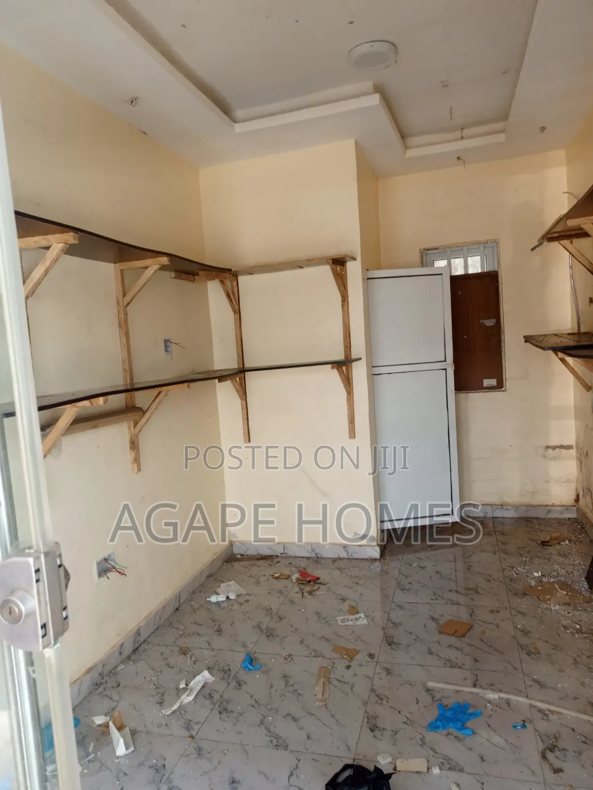 To Let: Shop Measuring About 20m2 With Inbuilt Toilet
