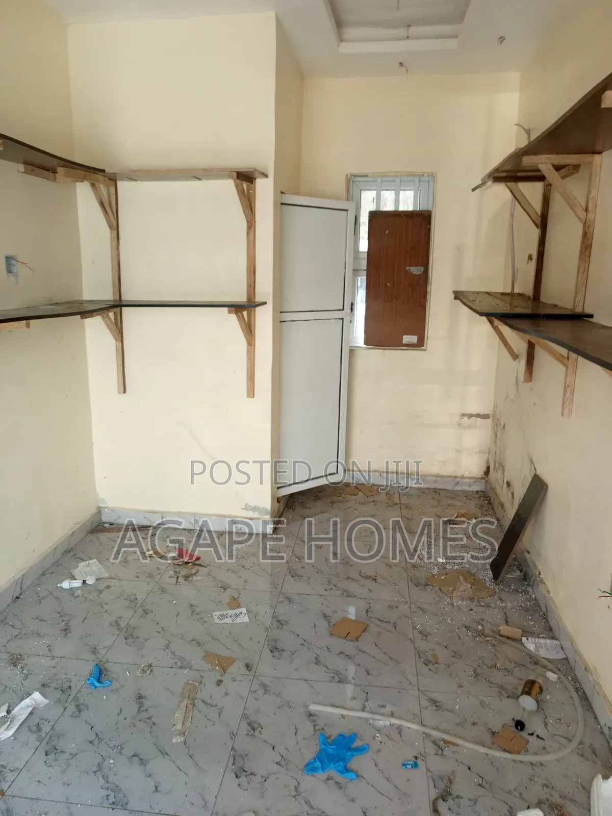 To Let: Shop Measuring About 20m2 With Inbuilt Toilet