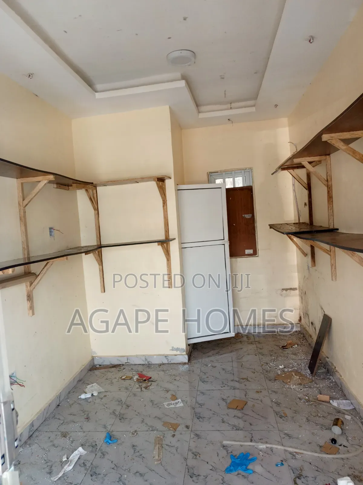 To Let: Shop Measuring About 20m2 With Inbuilt Toilet