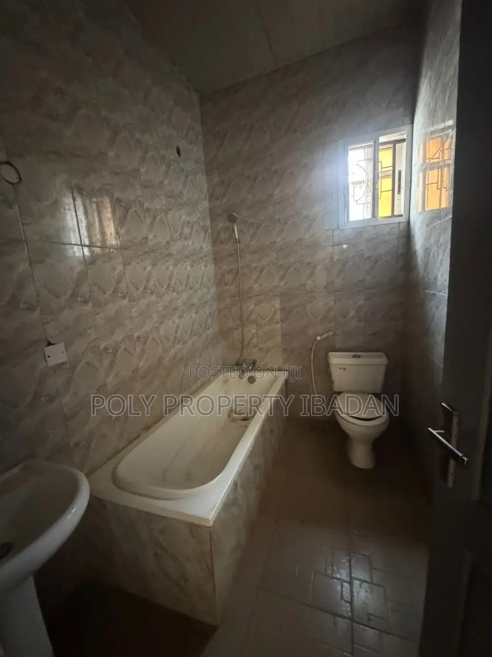 3bdrm Apartment in Oluyole Estate for rent