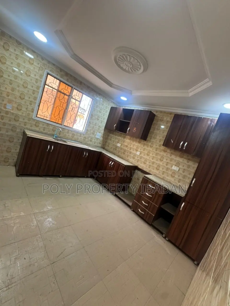 3bdrm Apartment in Oluyole Estate for rent