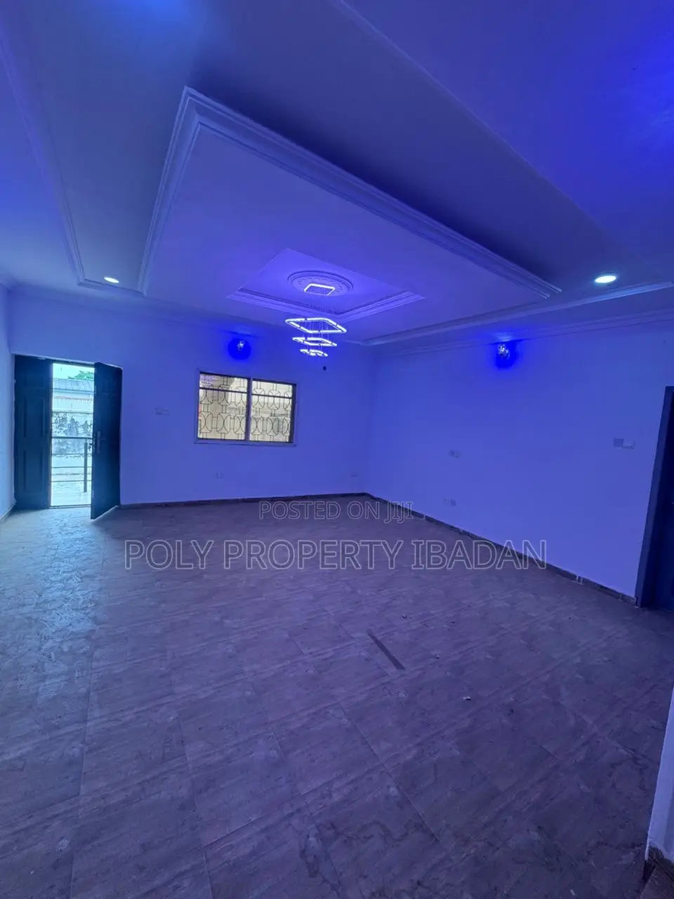3bdrm Apartment in Oluyole Estate for rent