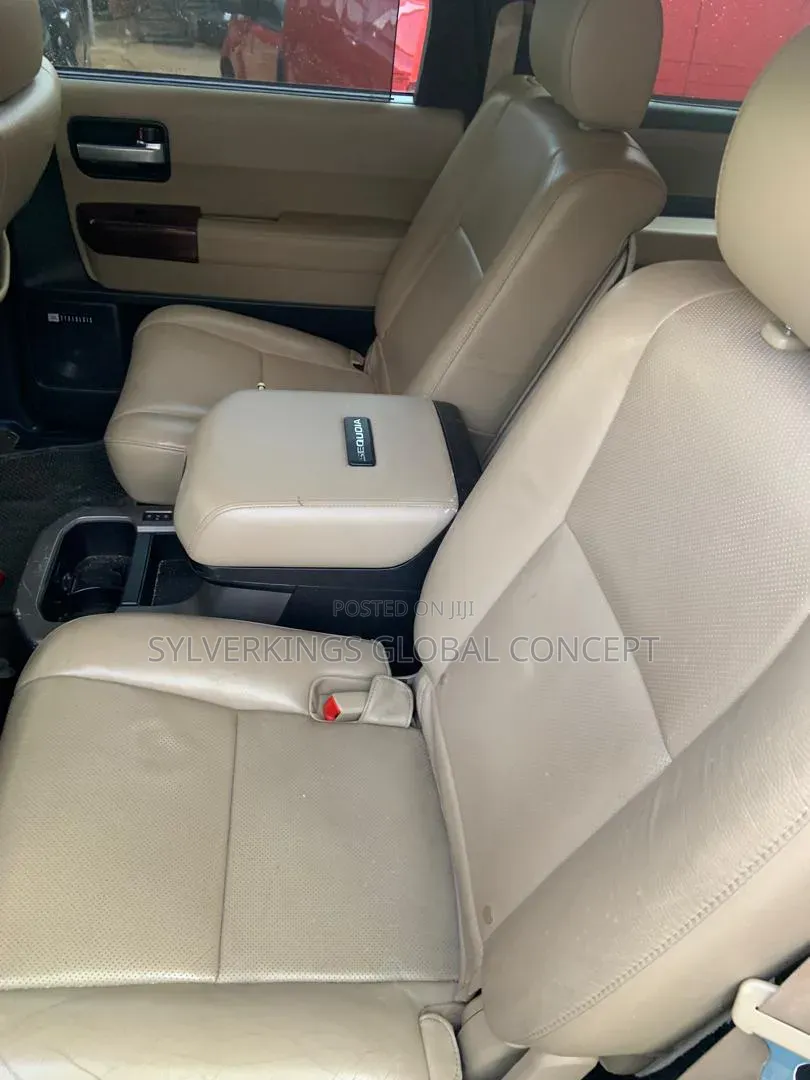 Toyota Sequoia Platinum 4dr SUV 4WD (5.7L 8cyl 6A) 2013 White
