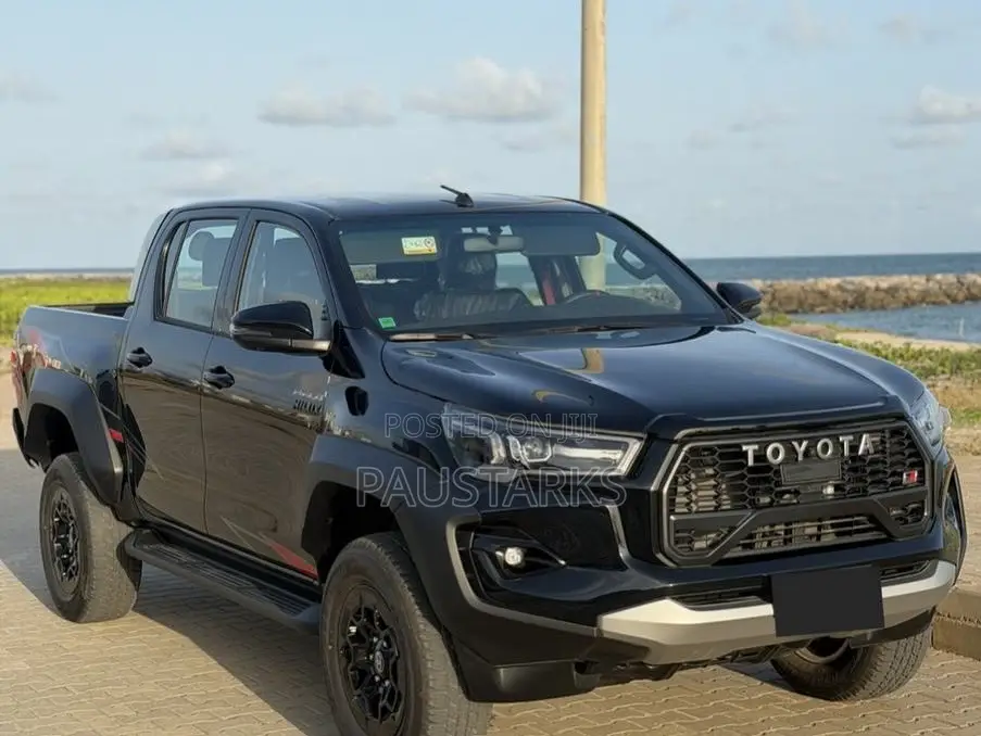 New Toyota Hilux 2025 Black