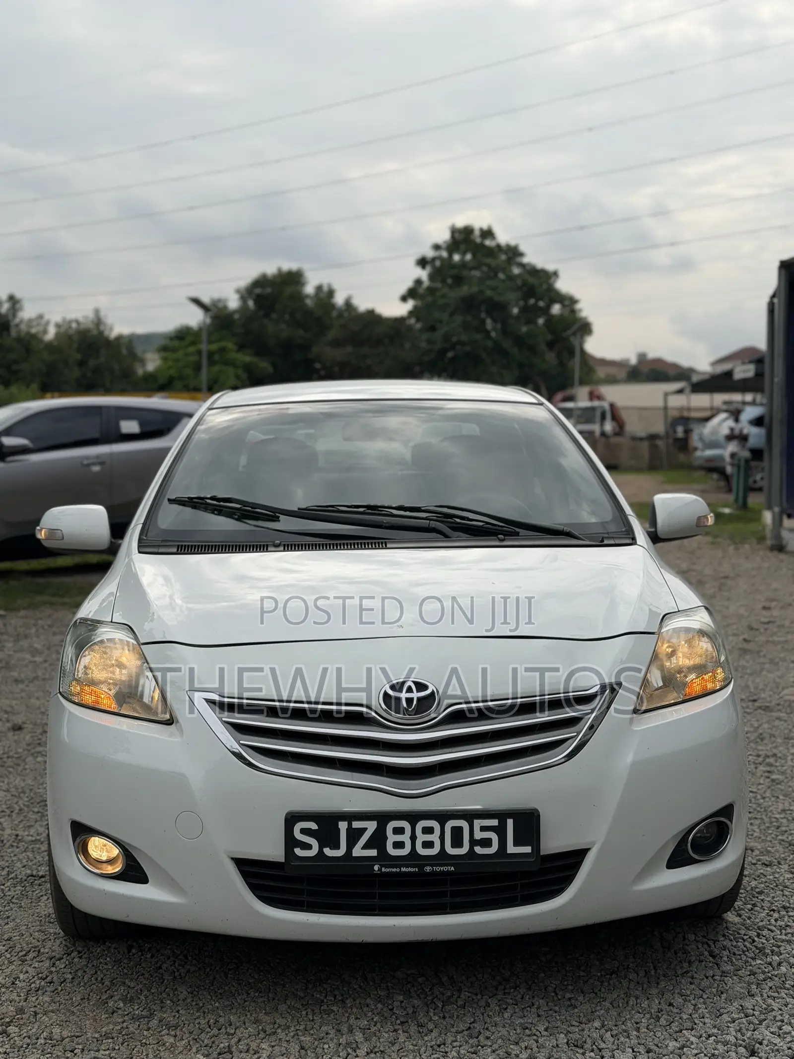 Toyota Yaris Base Sedan 4dr 2010 White
