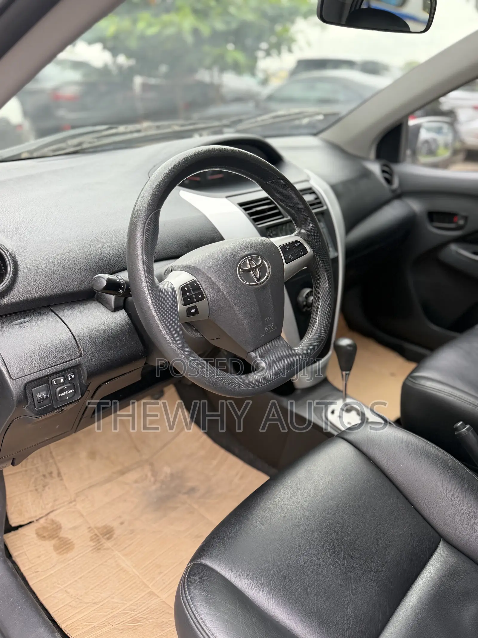 Toyota Yaris Base Sedan 4dr 2010 White