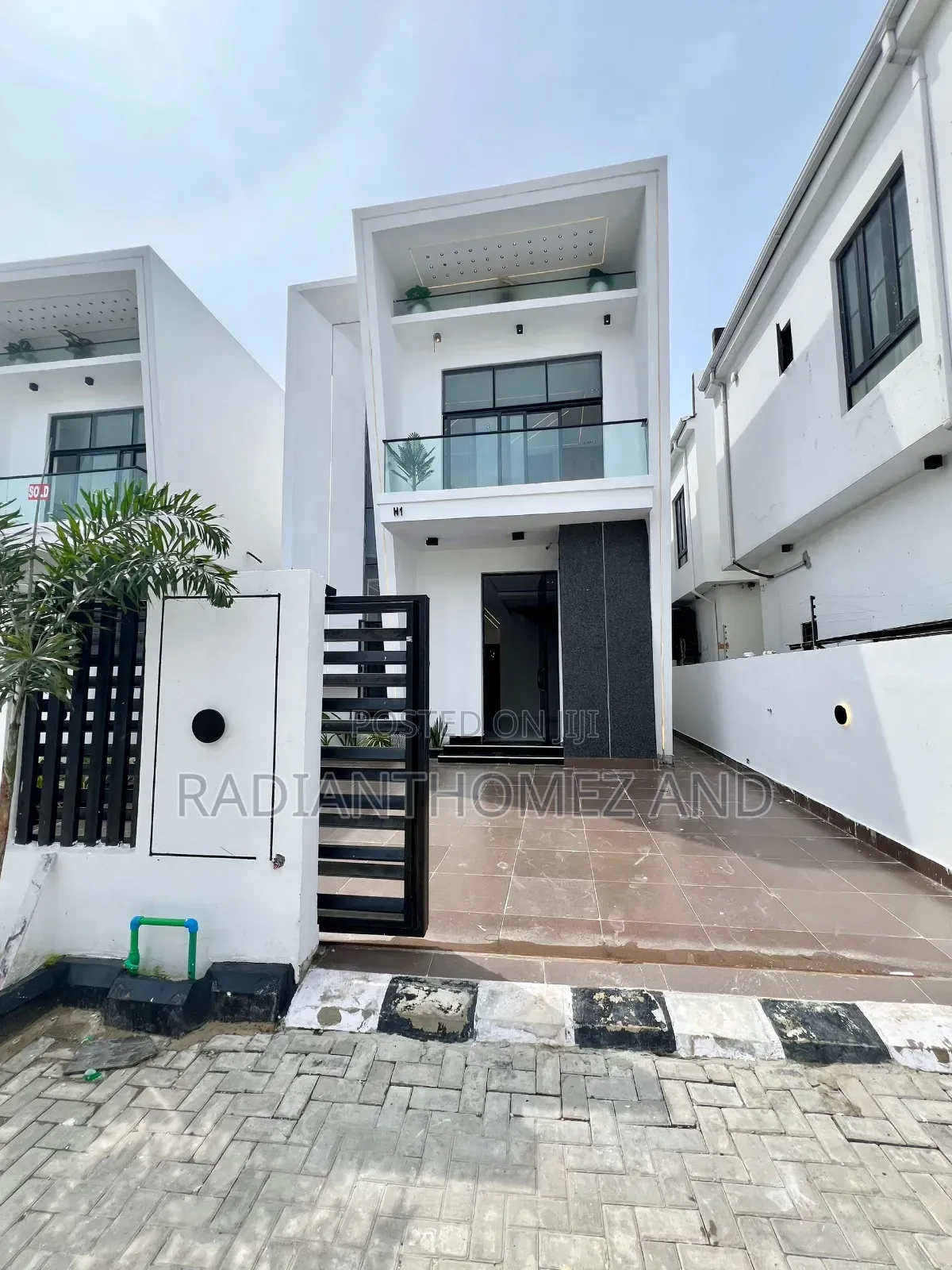 Furnished 4bdrm Mansion in Lekki for sale