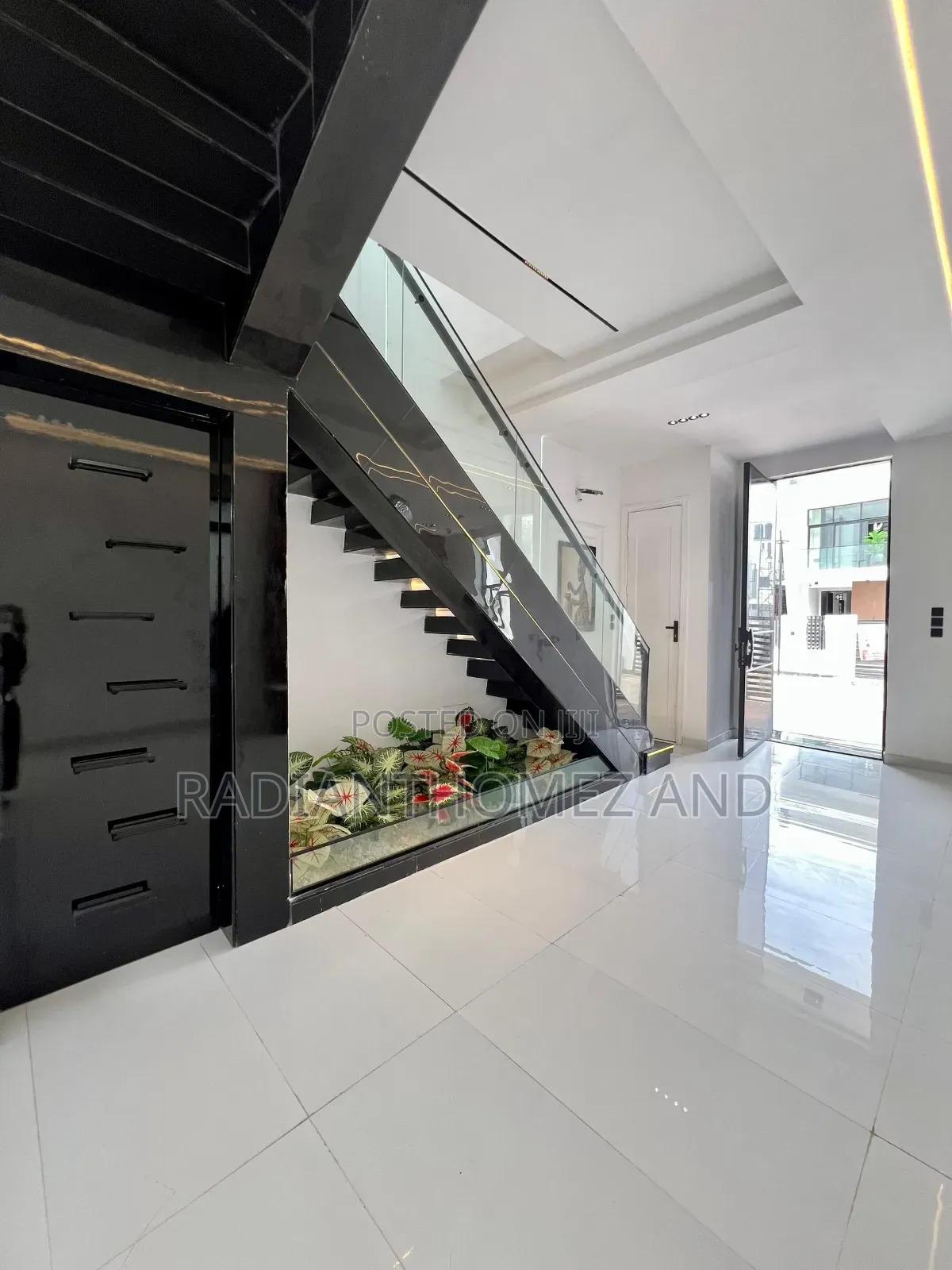 Furnished 4bdrm Mansion in Lekki for sale