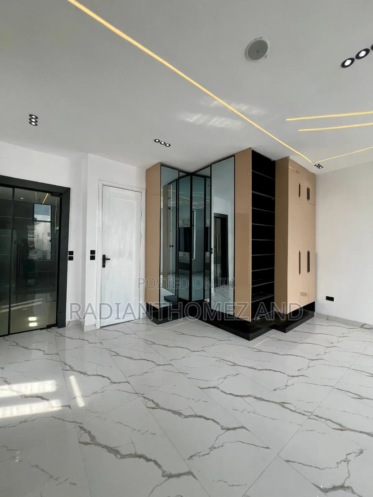 Furnished 4bdrm Mansion in Lekki for sale