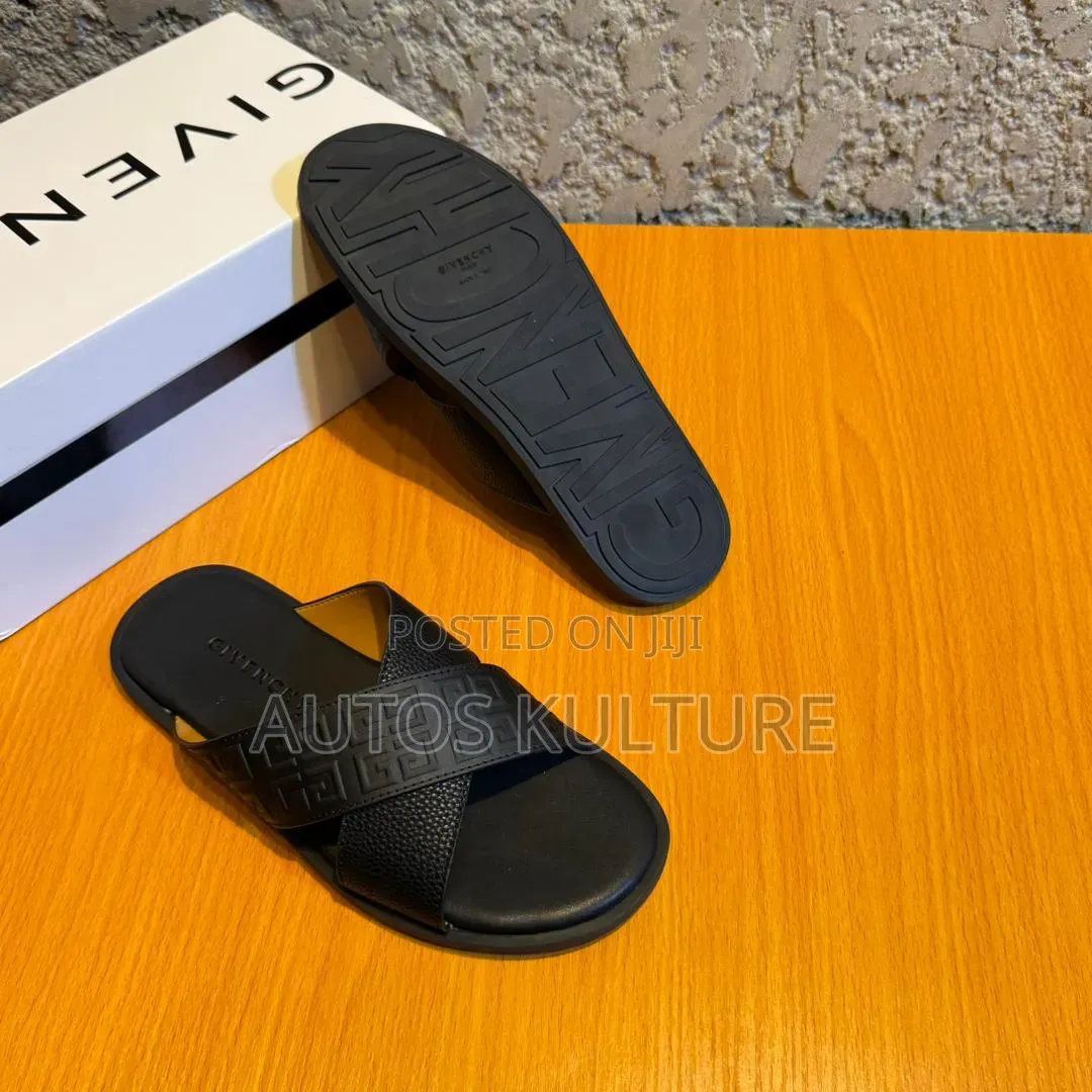 *New Givenchy Cross Slipper (Two Colour)* *Size : 40—46*