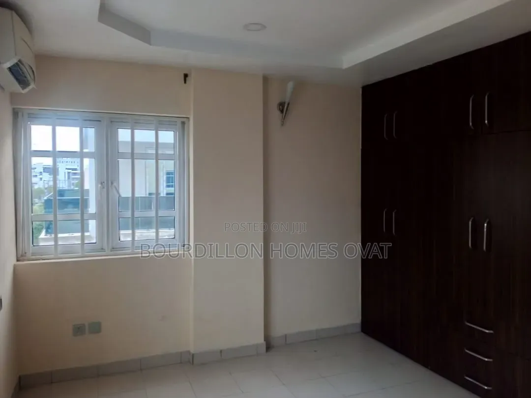 3bdrm Apartment in Oniru Estate for rent