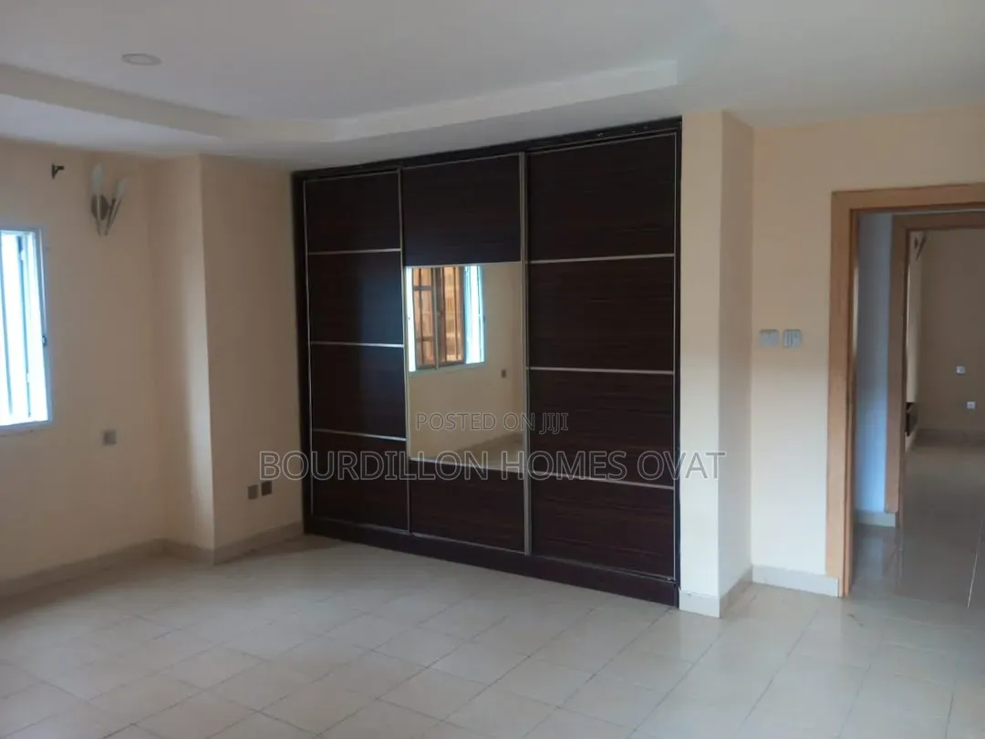 3bdrm Apartment in Oniru Estate for rent