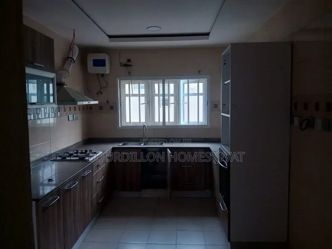 3bdrm Apartment in Oniru Estate for rent