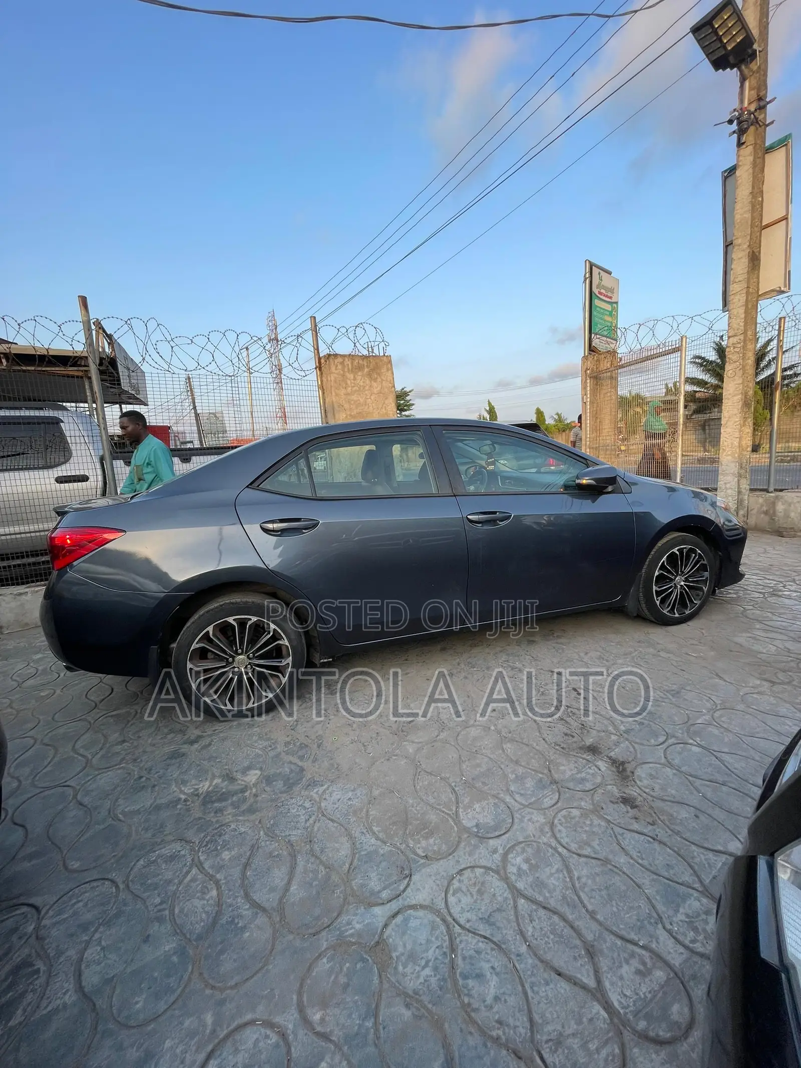 Toyota Corolla SE Special Edition 4dr Sedan (1.8L 4cyl CVT) 2017 Gray