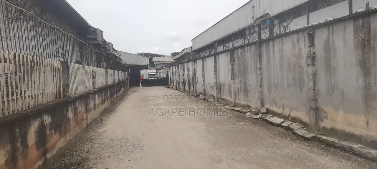 A Purposely Built Warehouse Measuring 7,500m2 at Iganmu Area of Orile